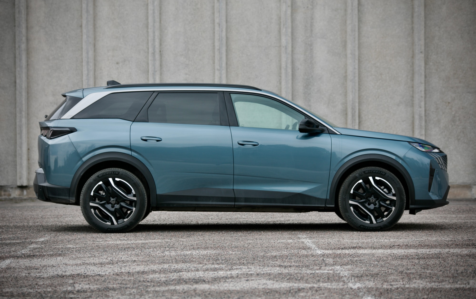 Peugeot e-5008 on 4,8 metriä pitkä ja sen akseliväli on 2,9 metriä.